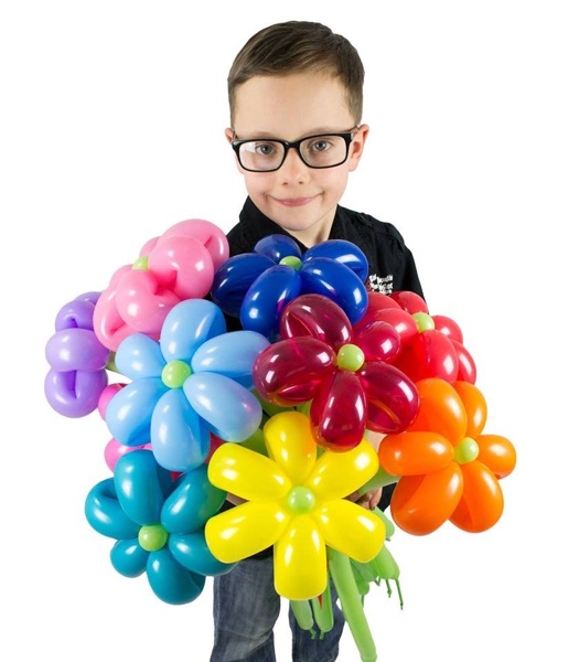 Junge mit buntem Ballonblumen-Strauß beim Kindergeburtstag